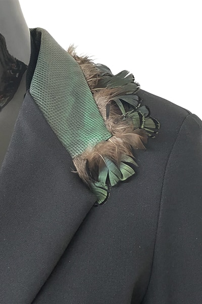 Les RemarKables Veste tailleur noire courte Opéra col karunga vert plumes de paon